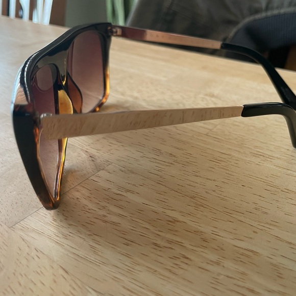 Quay Australia Sunglasses X Desi Perkins OTL II Black Tort/Brown Fade - Picture 3 of 4